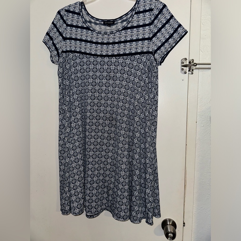 Navy blue and white light stretchy short dress